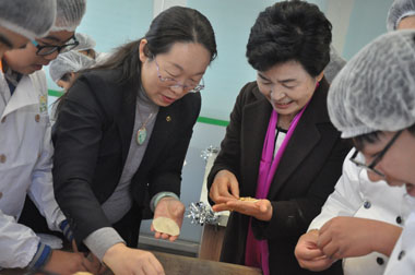 隋校長、樸校長與學生們一起包餃子