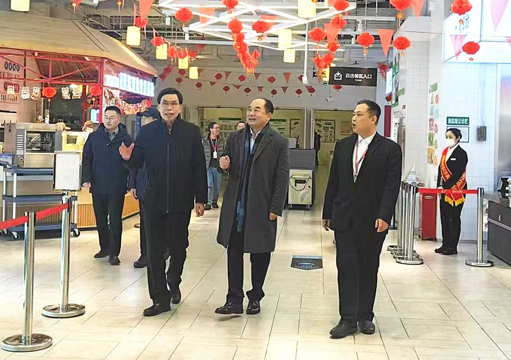 春節前，薦世新董事長和集團各大區領導前往餐廳檢查走訪